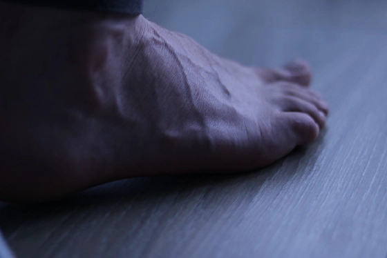 Pieds nus sur un plancher propre en bois à la maison