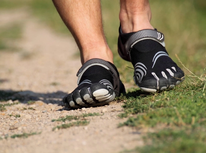 Barfußschuhe an den Füßen