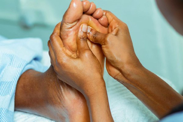 Foot Massage: The Barefoot Lover's Guide to Taking Care of Your Hardest Working Tools